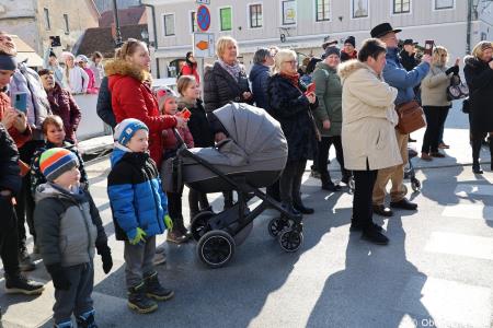 Kamnik so obiskali koranti iz Zamušanov pri Ptuju in v mestno jedro privabili nepregledno množico, željno ogleda tradicionalne pustne šege (49)